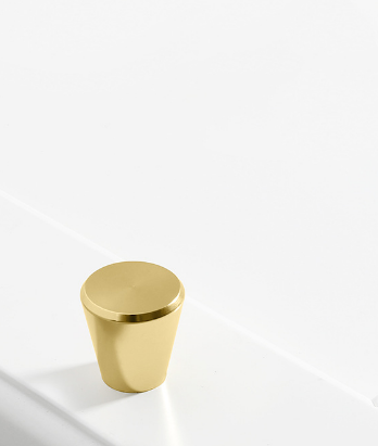 Möbelknopf Sigi – schlichter konischer Knopf in Gold, gebürstetem Gold oder Schwarz, passend für moderne und klassische Interieurs. Ideal für Küchenfronten, Kommoden, Nachttische, Badmöbel und Garderoben.
