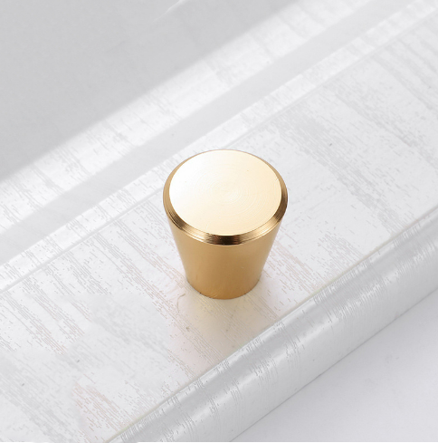 Möbelknopf Sigi – schlichter konischer Knopf in Gold, gebürstetem Gold oder Schwarz, passend für moderne und klassische Interieurs. Ideal für Küchenfronten, Kommoden, Nachttische, Badmöbel und Garderoben.