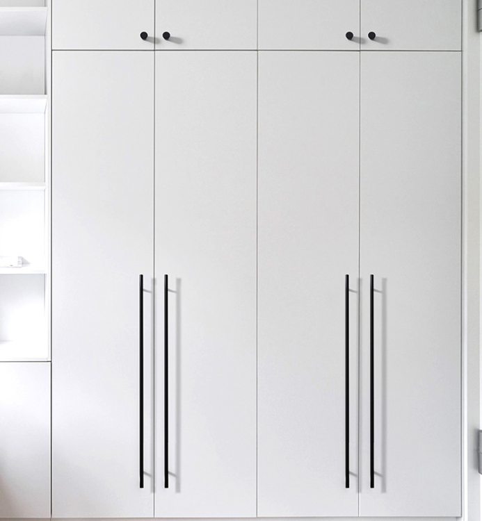 Möbelgriff Alma – schlichter zylindrischer T-Bar-Griff in Gold, Champagnergold oder Schwarz, passend für moderne und klassische Interieurs. Viele Größen für Kommoden, Schränke, Garderoben und Badmöbel.