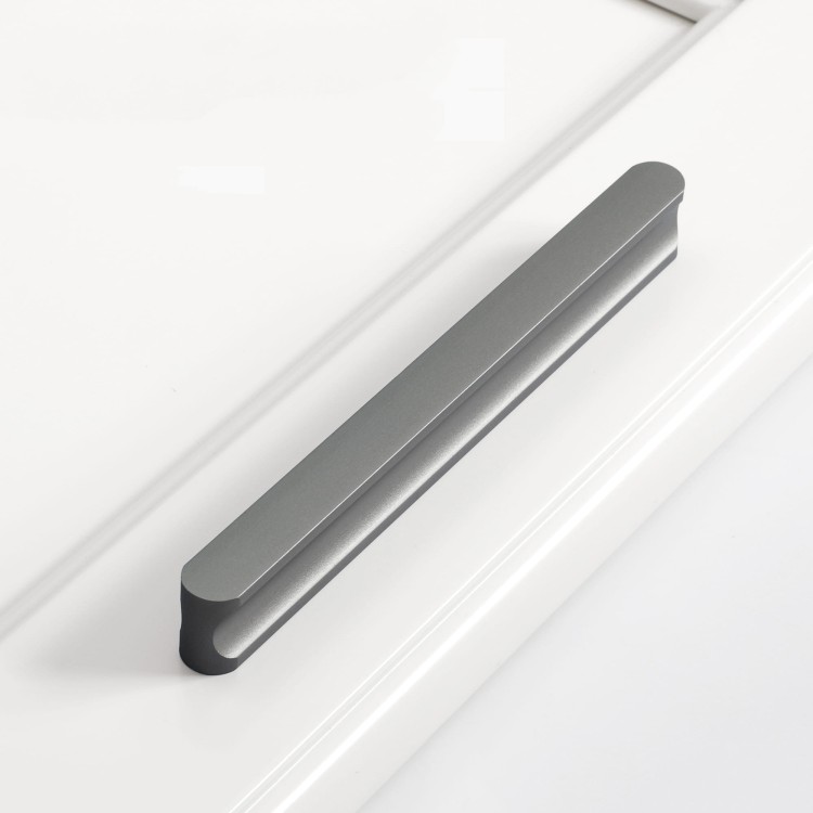 Möbelgriff Tapia – schlanker länglicher Griff in Gold, Schwarz oder Grau, ideal für moderne minimalistische Interieurs. Perfekt für Schränke, Kommoden und Kleiderschränke in Küche, Bad, Wohnzimmer und Garderobe.