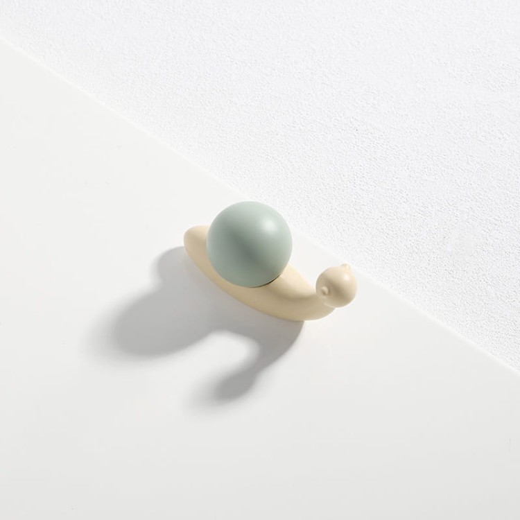 KinderMöbelgriff Caracol in Schneckenform. Pastellrosa oder Pastellgrün schmückt Schränke, Kommoden und Schubladen im Kinderzimmer und verbindet praktische Funktion mit kreativer, moderner Dekoration.
