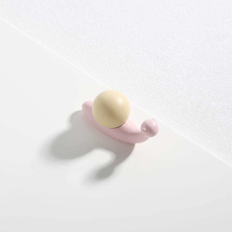 KinderMöbelgriff Caracol in Schneckenform. Pastellrosa oder Pastellgrün schmückt Schränke, Kommoden und Schubladen im Kinderzimmer und verbindet praktische Funktion mit kreativer, moderner Dekoration.