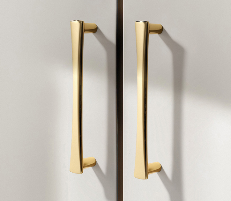 Möbelgriff Tuse – schlanker moderner Griff in Gold und Perlgrau, erhältlich in 128 mm, 192 mm sowie als Knopf. Ideal für elegante Küchenmöbel, Schubladen, Kommoden und Garderoben im klassischen oder modernen Stil.
