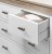 Möbelgriff Alto – Perlgrau mit eleganten goldenen Details, pulverbeschichtetes Metall im modernen minimalistischen Stil. Ideal für Küchen- und Badschränke, Kommoden und Garderobe. Als T-Bar sowie in 128 und 192 mm erhältlich.