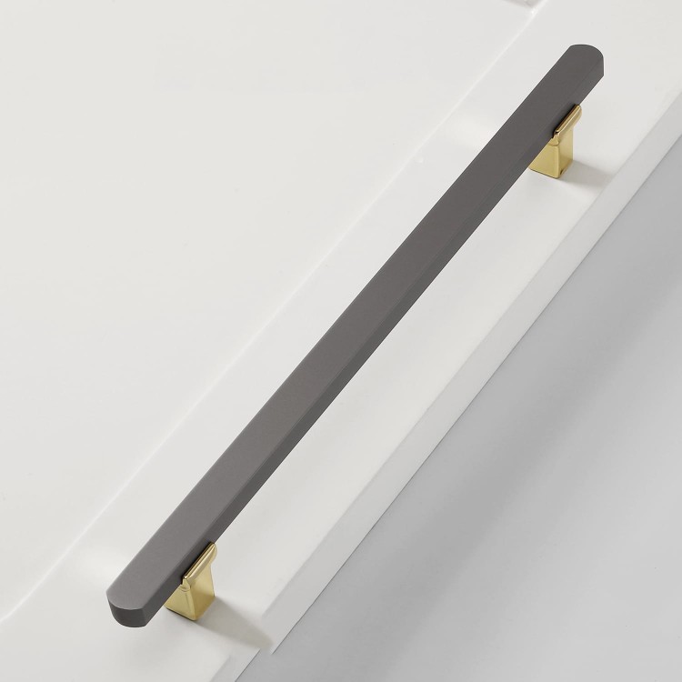 Möbelgriff Alto – Perlgrau mit eleganten goldenen Details, pulverbeschichtetes Metall im modernen minimalistischen Stil. Ideal für Küchen- und Badschränke, Kommoden und Garderobe. Als T-Bar sowie in 128 und 192 mm erhältlich.