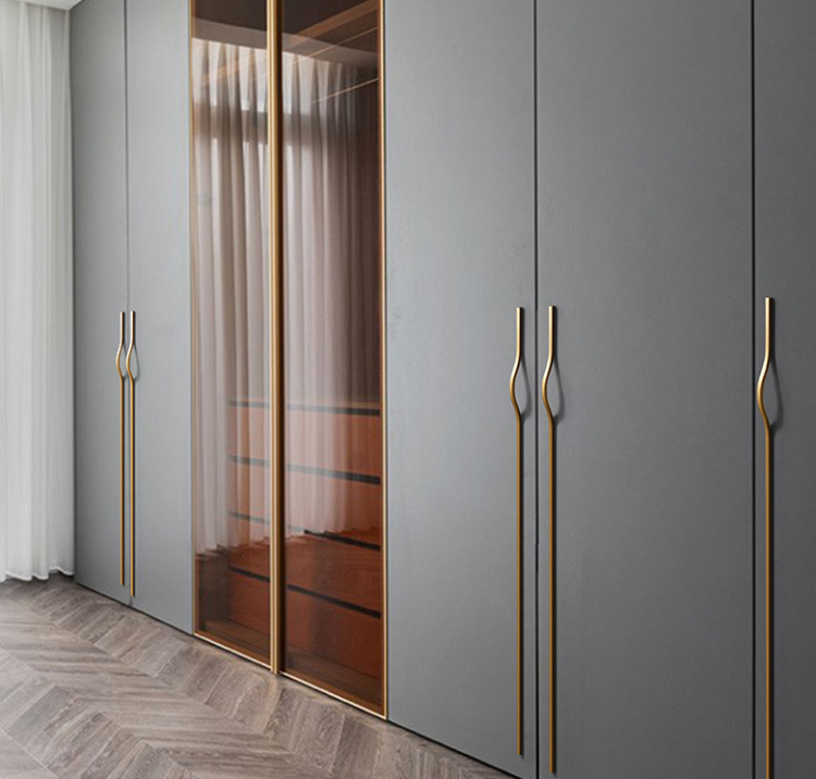 Möbelgriff Imperio – länglicher Griff in Gold, Schwarz oder gebürstetem Grau, aus kratzfestem Metall. Längen 160–800 mm, ideal für große Fronten, Schiebetürschränke und moderne Einbauten.