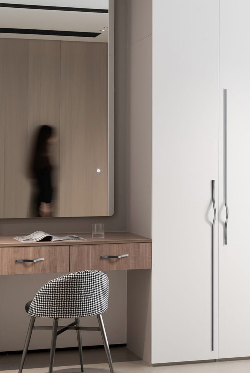 Möbelgriff Imperio – länglicher Griff in Gold, Schwarz oder gebürstetem Grau, aus kratzfestem Metall. Längen 160–800 mm, ideal für große Fronten, Schiebetürschränke und moderne Einbauten.