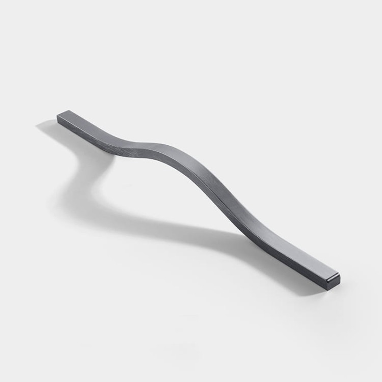 Möbelgriff Imperio – länglicher Griff in Gold, Schwarz oder gebürstetem Grau, aus kratzfestem Metall. Längen 160–800 mm, ideal für große Fronten, Schiebetürschränke und moderne Einbauten.