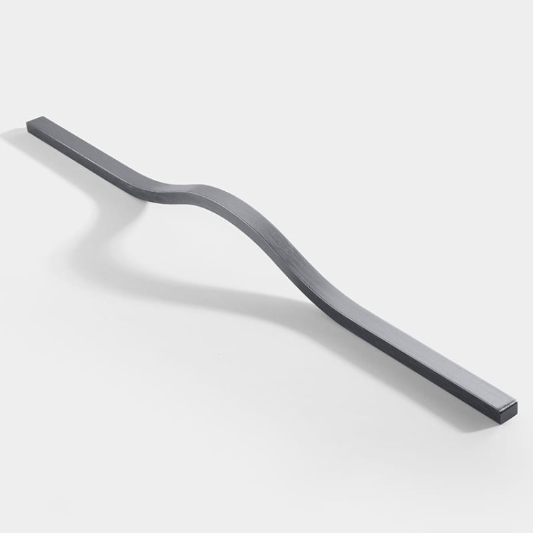 Möbelgriff Imperio – länglicher Griff in Gold, Schwarz oder gebürstetem Grau, aus kratzfestem Metall. Längen 160–800 mm, ideal für große Fronten, Schiebetürschränke und moderne Einbauten.