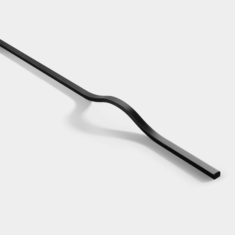 Möbelgriff Imperio – länglicher Griff in Gold, Schwarz oder gebürstetem Grau, aus kratzfestem Metall. Längen 160–800 mm, ideal für große Fronten, Schiebetürschränke und moderne Einbauten.