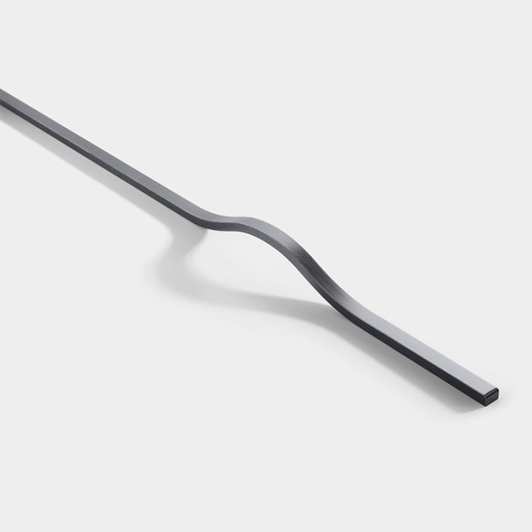 Möbelgriff Imperio – länglicher Griff in Gold, Schwarz oder gebürstetem Grau, aus kratzfestem Metall. Längen 160–800 mm, ideal für große Fronten, Schiebetürschränke und moderne Einbauten.