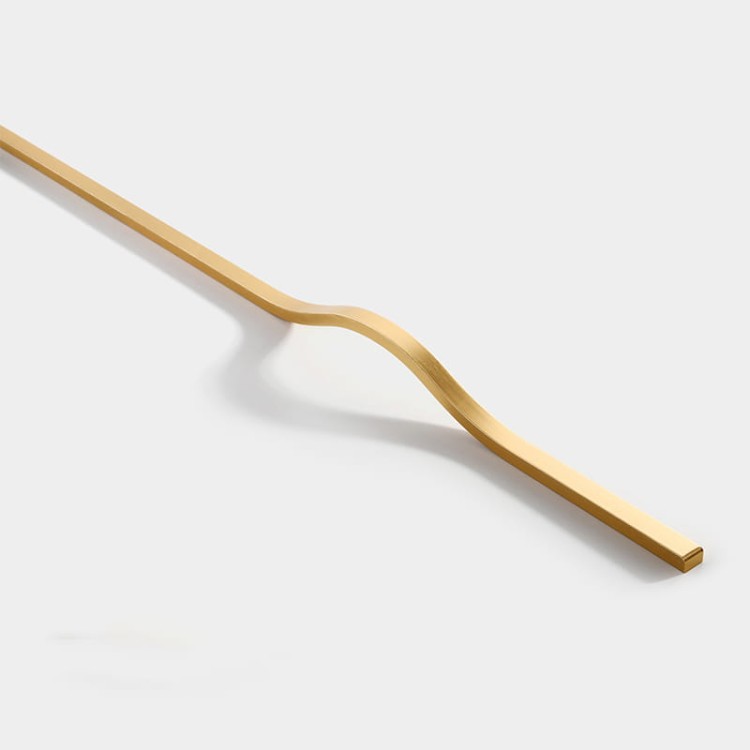 Möbelgriff Imperio – länglicher Griff in Gold, Schwarz oder gebürstetem Grau, aus kratzfestem Metall. Längen 160–800 mm, ideal für große Fronten, Schiebetürschränke und moderne Einbauten.