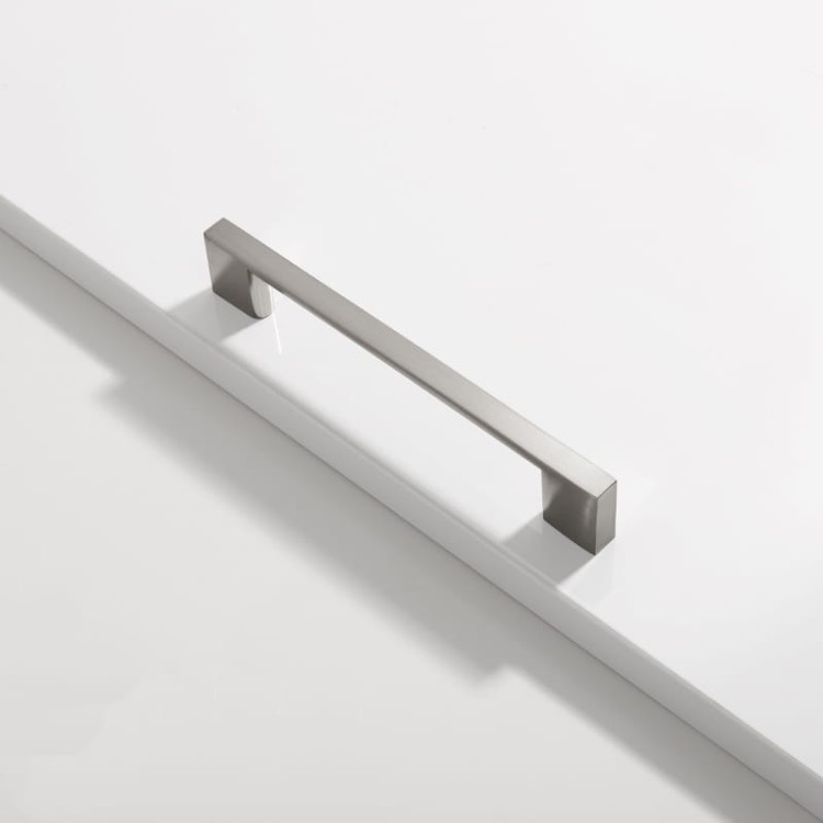 Möbelgriff Anto – klassischer kantiger Frontmontage-Griff in Schwarz, gebürstetem Nickel, Sandgold und glänzendem Chrom. Größen 128–320 mm, ideal für Küche, Bad, Schränke, Kommoden und Schubladen.