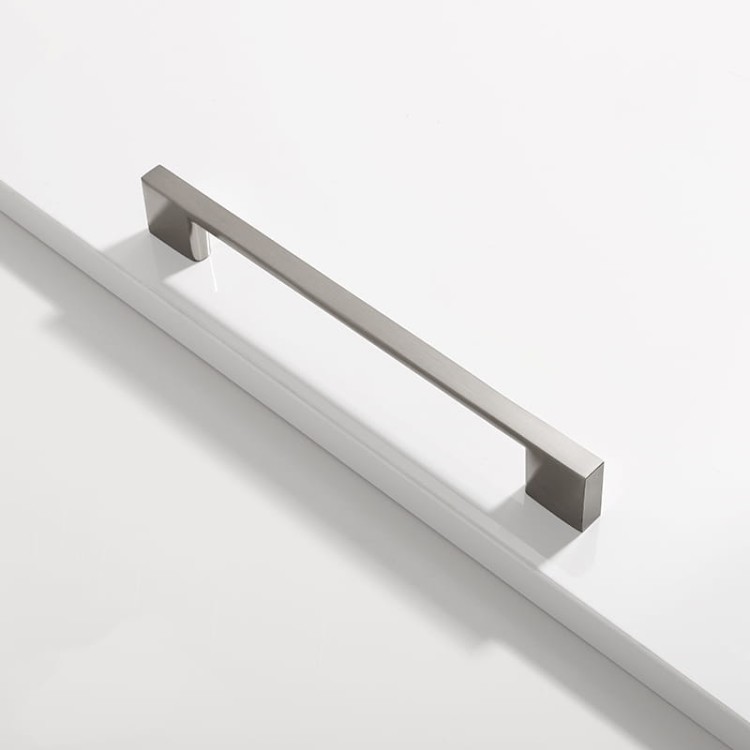 Möbelgriff Anto – klassischer kantiger Frontmontage-Griff in Schwarz, gebürstetem Nickel, Sandgold und glänzendem Chrom. Größen 128–320 mm, ideal für Küche, Bad, Schränke, Kommoden und Schubladen.