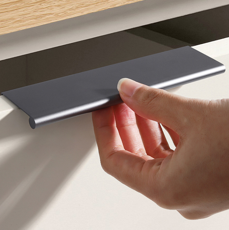 Möbelgriff Bravo – L-Kantengriff aus feuchtigkeitsbeständigem Aluminium. Farben: gebürstetes Gold, Schwarz, Silber und Grau. Größen 96, 128, 160, 192, 224 und 800 mm. Für moderne, minimalistische und industrielle Interieurs.
