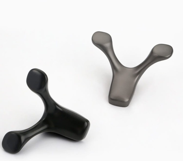 Wandhaken Dos – Design-Doppelhaken für Flur, Bad, Büro und Hotels. Aus robustem Metall, kratzfest. Farben: Gold, gebürstetes Gold, Schwarz und Perlgrau.