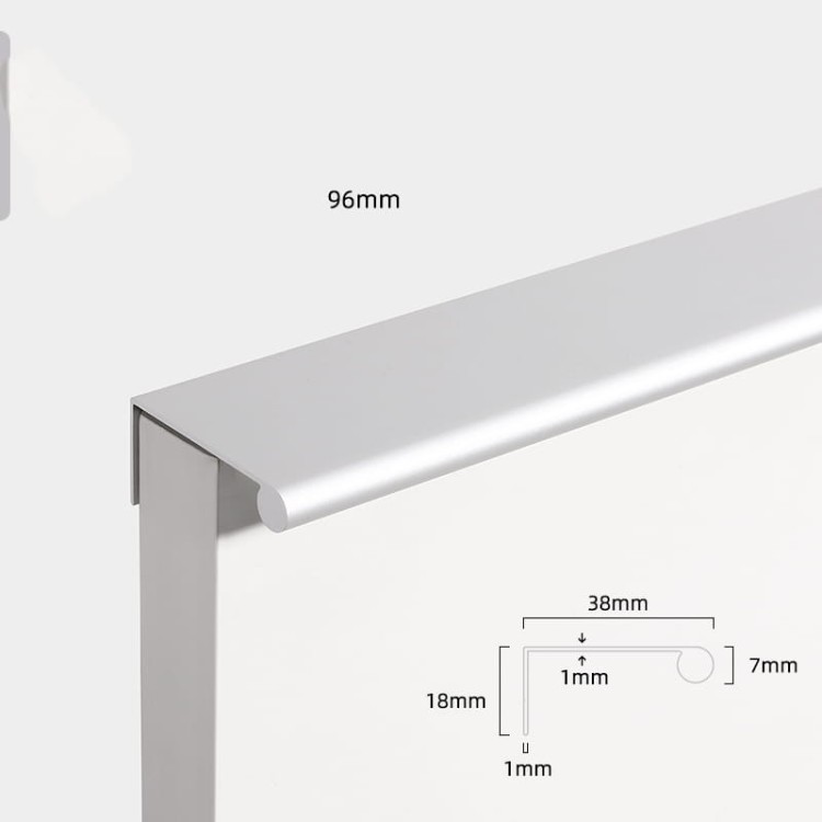 Möbelgriff Bravo – L-Kantengriff aus feuchtigkeitsbeständigem Aluminium. Farben: gebürstetes Gold, Schwarz, Silber und Grau. Größen 96, 128, 160, 192, 224 und 800 mm. Für moderne, minimalistische und industrielle Interieurs.