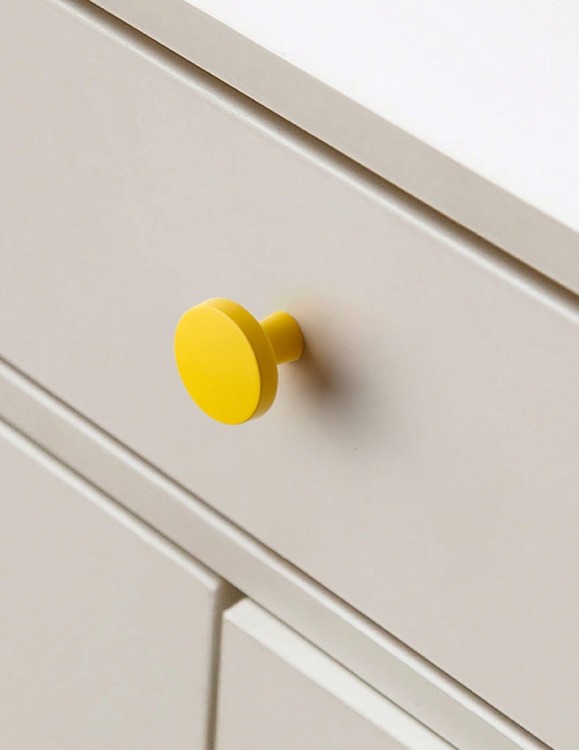 Möbelknopf Gloria – korrosionsbeständiger Metallknopf in vielen Farben: Glanzgold, gebürstetes Gold, Titanschwarz, Chrom, Nickel, Grau, Gelb, Schwarz, Rosa und Blau. Für moderne, klassische, Kinder- und skandinavische Möbel.