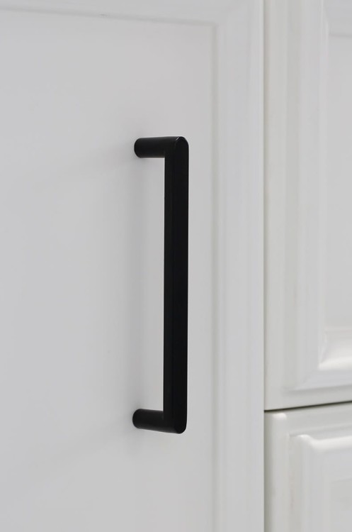 Möbelgriff Vega – moderner minimalistischer Griff in Schwarz, gebürstetem Gold, gebürstetem Nickel und Perlgrau. Größen 128–256 mm, ideal für Küche, Kommoden, Schränke, Garderobe und Bad.