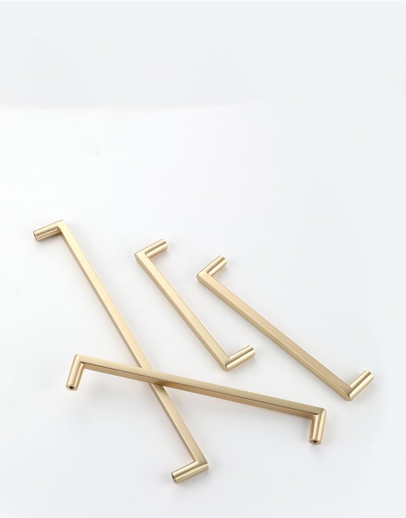 Möbelgriff Vega – moderner minimalistischer Griff in Schwarz, gebürstetem Gold, gebürstetem Nickel und Perlgrau. Größen 128–256 mm, ideal für Küche, Kommoden, Schränke, Garderobe und Bad.