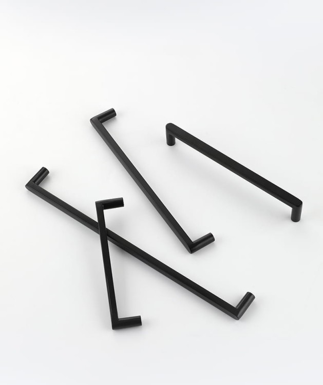 Möbelgriff Vega – moderner minimalistischer Griff in Schwarz, gebürstetem Gold, gebürstetem Nickel und Perlgrau. Größen 128–256 mm, ideal für Küche, Kommoden, Schränke, Garderobe und Bad.