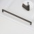 Möbelgriff Vega – moderner minimalistischer Griff in Schwarz, gebürstetem Gold, gebürstetem Nickel und Perlgrau. Größen 128–256 mm, ideal für Küche, Kommoden, Schränke, Garderobe und Bad.