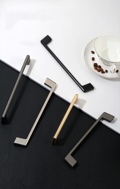 Möbelgriff Batuco – klassischer, schlichter und ergonomischer Griff in Perlgrau, Schwarz, gebürstetem Nickel, Gold und gebürstetem Gold. Größen 128–256 mm, ideal für moderne und klassische Möbel